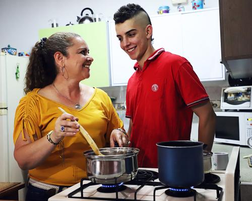 FotografoFoto Alcaldía de Medellín:45.000 nuevas familias cuentan con servicio de gas natural domiciliario. 